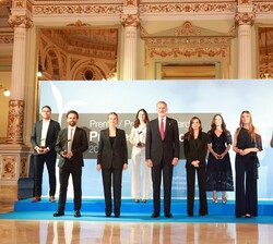 Sus Majestades los Reyes y Sus Altezas Reales la Princesa de Asturias y de Girona y la Infanta doña Sofía junto a los premiados FPdGi 2025
